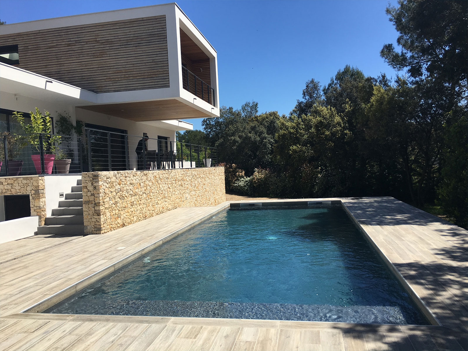 Construction d'une Piscine pour une Maison Cubique