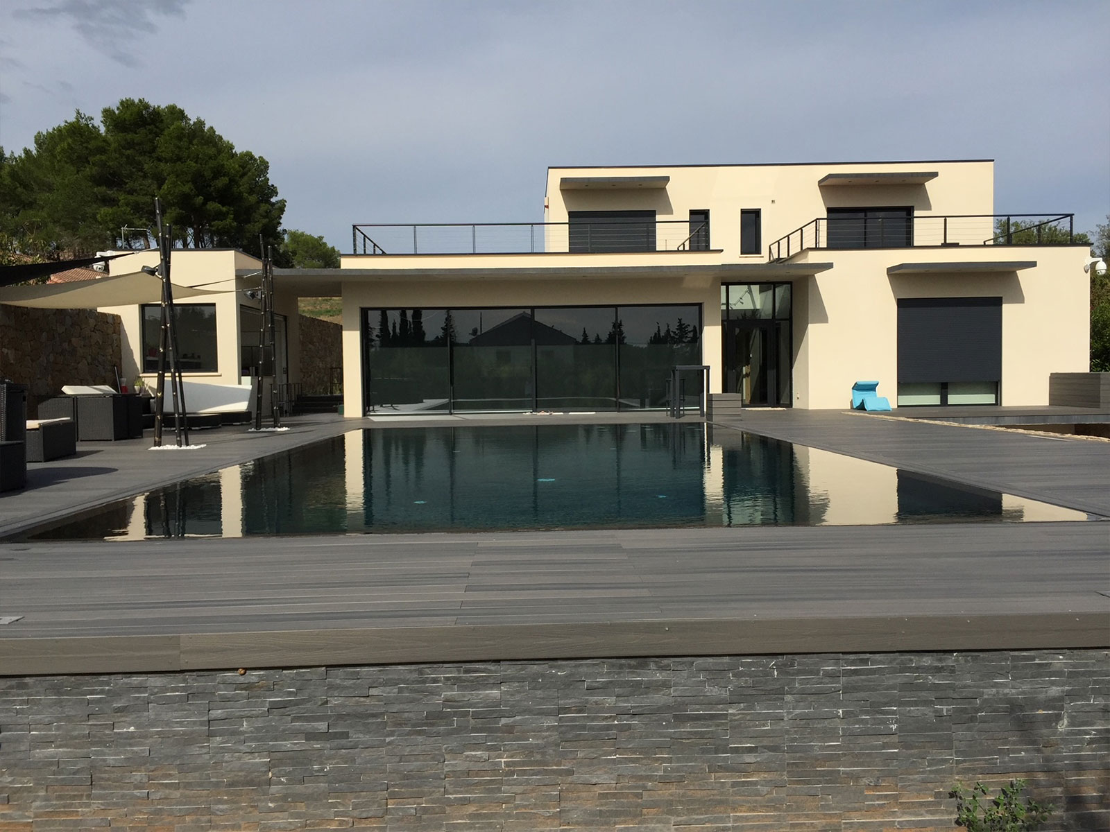 Création d'une piscine miroir avec goulotte de récupération