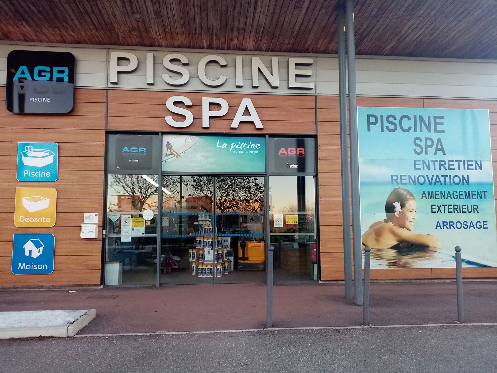 Magasin de piscine à Thézan