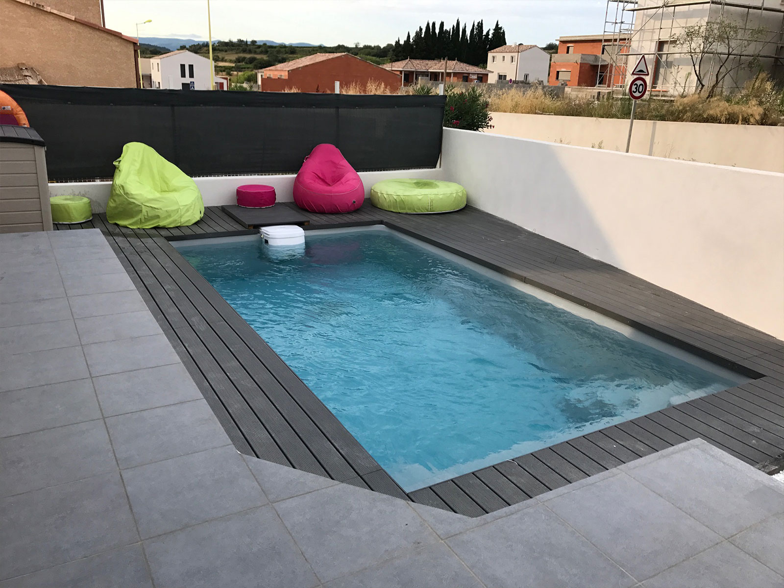 Pose d'une piscine enterrée dans un jardin de ville