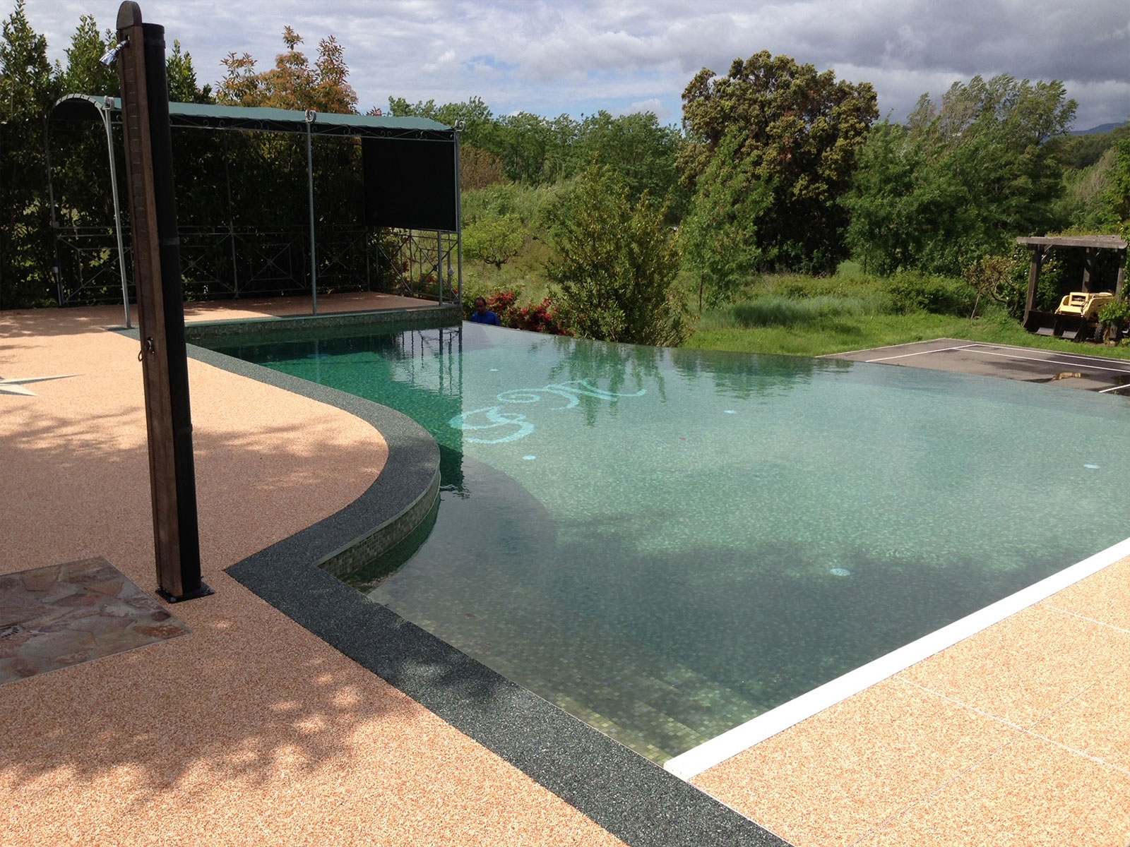 Réalisation d'une piscine béton à débordement de forme libre